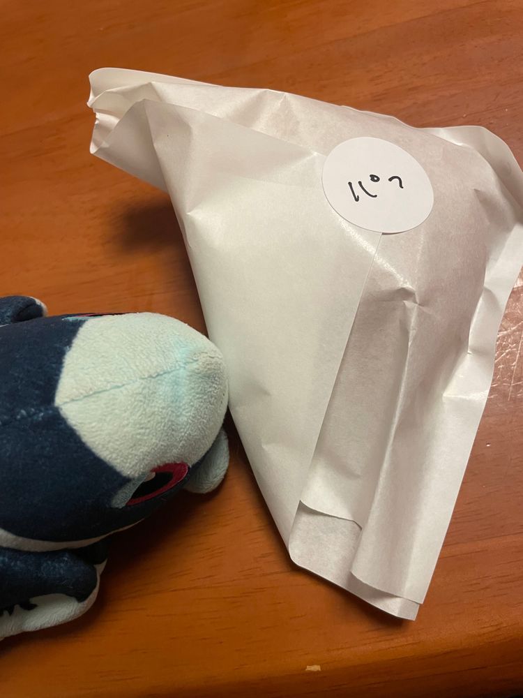 きょうの おちゃですよ (　¸′-′)¸🍵

きょうの おちゃは… りぷとんさんの ぴーちてぃー🍑
よるの じかんでも うれしい のんかふぇいん！
しかも きょうは かっぷで いれてみたよ！
いつもは ぽっとで 2はいぶん いれるから かな… なんだか かおりと おちゃの あじを 
こゆく かんじられて いつもより おいしかったような…？🧐
あれ？ これって かっぷで いれたほうが いいの…？！

きょうの おかしは、 HULA TO GO (ふら とぅ ごー)さんの まらさだ🍩
まらさだは、 はわい… アローラちほうの ほうで たべられる どーなつ！
ぷれーんしゅがーあじの くりーむいりを おーだーしたんだけど…
つつみがみに… ぱふ…？ ぱふって よばれているんだね
ふわもちの きじの なかに、 ふわとろの ほいっぷくりーむ…✨️ おさとうが やや じゃりっと していて、 なんだか はいとくてきだよ〜！！🤩
はわいあん すいーつって こうちゃと あいしょうが いいんだなあ って わかったよ！