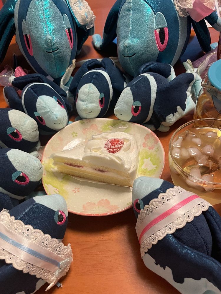 今までネオラントの魚群を応援してくれた皆様へ 大切なお知らせ
みんな いつも おうえん ありがとう!
きょうで、 ぼくたち ふくむ シンオウちほうの ポケモンたちは みんなに であって 20ねん なんだ!
これからも みんなと なかよく できたら うれしいな
こんごとも すえながく… よろしく おねがいします!🐟🐟🐟🐟🐟🐟🐟🐟🐟
おいわいの おちゃかいを はじめよう!
きょうの おちゃは、 とわいにんぐさんの かもみーるあんどおれんじ🍊
とわいにんぐさんの ふるーつてぃーせっとの なかで、 ゆいいつ さんみの ない おちゃ なんだけど…
くちに ひろがる かおりが、 ほかと ひかくして みると ちょっと のうこう!
かもみーるの かおり なのかな?
きょうの おかしは、 やまざきさんの しょーとけーき🍰
おたんじょうびと いえば、 しょーとけーき だよね!
くりーむ、 すぽんじも さることながら いちごも あまくて おいしい!
さんど されているのが、 あまずっぱい いちごじゃむなのが たべやすくて うれしいね🤩
きょう ポケモンと であって 20ねん たったひとも そうじゃない ひとも…
これから もっと たくさんの おともだちに であえますように…💫