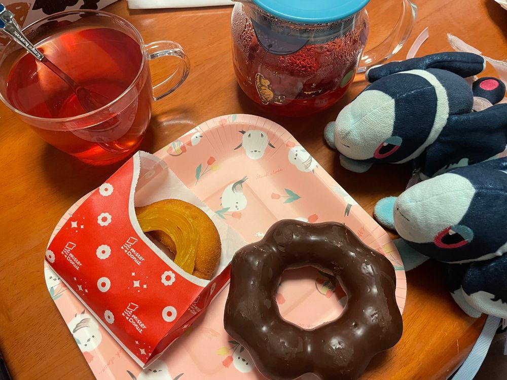 きょうも おちゃしよ!( ᐢᢦᐢ )🍵
きょうの おちゃは… とわいにんぐさんの すとろべりーあんどぶるーべりー🍓🫐
はちみつを いれて いただいたよ!
ぶわわ! とした いちごの あまずっぱい かおりが すてきな おちゃだよ!
…いちごの かきごおり しろっぷって さあ… ぴんくいろの しきそ、 いちごの こうりょう、 おさとうの しろっぷが がったいした ものなんだって きいたことが あって…🤔
はちみつの あまさと いちごの かおり、 おちゃの あかい いろ…🧐
ぼく かきごおりしろっぷを おもいだしちゃって…🍧
いや こうちゃ なのにね…☺️
きょうの おかしは、みすたーどーなつさんの ぽんでだぶるしょこら🍫 のうこうすいーとぽてと🍠
ぼくも すこしだけ きおくに あるんだけど… むかし ぽんでだぶるしょこら って、 つうねんはんばいで… いつでも たべられたよね?
こんなに おいしいのに なんで きかんげんてい だけに なったんだろうね…
のうこうすいーとぽてとは、 まいとし あきの おたのしみ さつまいもど!🍠
どーなつの きじにも なんだか さつまいもを かんじる ような…!
ぼく あきって だいすき…😌🍁