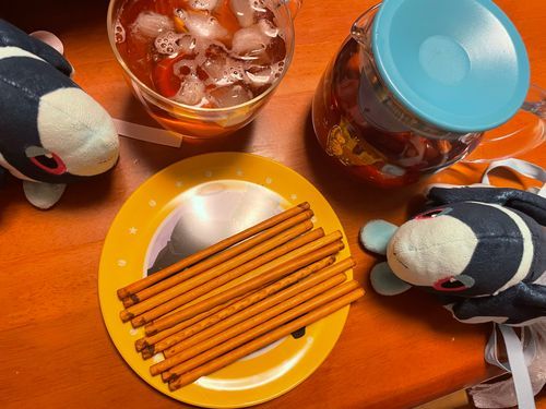 きょうの おちゃだよ！🫖⊂(*´꒳`*)⊃☕️

ながい おかしだから おおきな おさらを つかおう！ と おもって じょうたろうさんの おさら つかったのに…
はんしゃで おかおが みえなくなっちゃった😢 ごめんね じょうたろうさん

きょうの おちゃは、 りぷとんさんの ぴーちてぃー🍑
あまい こうちゃ、 すっぱい こうちゃ… いろんな こうちゃを さいきん のんでいるけど、 やっぱり さっぱり すとれーとな こうちゃが こいしく なるときが あるね…😌
つめたい おちゃを のどの かわきを うるおす みたいに きゅ！ って のむ みたいに…
のむのが すきなんだけど…
それって こうちゃの たのしみかたじゃ ない？！
もうちょっと かんがえて のむよ…🤔

きょうの おかしは、 ろってさんの とっぽ🍫
さいごまで ちょこ たっぷり！ な、 ほそながい ちょこれーとぷれっつぇる！
さいごの ほう ちょこが なかった… って ことに ならないのが この おかしの すごいところ！
さいごまで ぷれっつぇると ちょこれーとを いっしょに たのしめて …
て とか ひれ とかも ちょこで べたついたり しない！
しんぷるで ていばんの おかしだけど、 ぐっどでざいん だよね🧐
いがいと かわきものな おかしだから、 こうちゃが すすんで… あいしょうも ばつぐんなんだ！