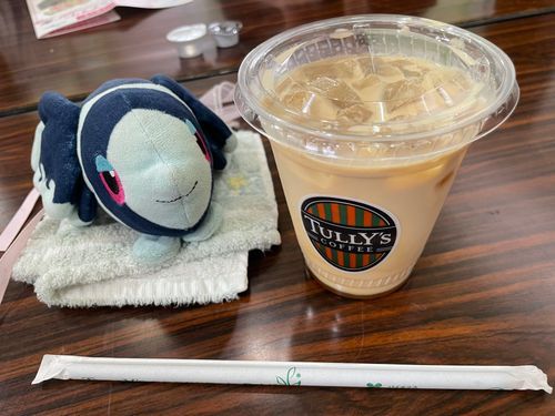 ハニーミルクはおこのみで🦇

おきにめすまま まいれでぃー♪
しぜんが いっぱいの こうえんの きゅうけいすぺーすで きゅうけい てぃーたいむだよ！
えあこんが きいていて すずしかったよ…😌

たりーずこーひーさんの はにーみるくらて☕️
すいーとな はちみつと ほろにが みるくらての ばらんすが とれた やさしい らて…
の、 はずでしたが！！
まぜるのを わすれちゃって そこの ほうに はちみつだまり が…！
うーん やや びたーに よっていて おいしい おとなな はにーみるくらて だな！ とか 
おもって いたのに！😨

のみおわってから それに きづいた ぼくたちは… いそいで じどうはんばいきに むかった… そして じょーじあさんの みるくらてを かい…
あき かっぷに ほじゅうして よく まぜて…
ほんとうの はにーみるくらてを あじわうの だった…🥹