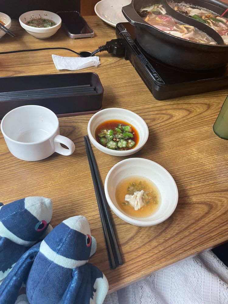 とびこみ！ すごいしゃぶしゃぶやさん

おひるごはんは、 しゃぶようさんに やってきたよ！
おにく おいしそう！
この しゃぶようさんでは、 ちょうみりょうを くみあわせて おりじなるの つけだれを つくれるんだ
みんなにも おすすめの つけだれの れしぴを おしえて あげるね…🤫

しょっぱくて おいしい たれ
① ぽんず おろししょうが ゆずこしょう おくら

まろやかで おいしい たれ
② うめだれ とくせいまよねーず きざみざーさい

どっちも おいしくて おすすめなので やってみてね🥳