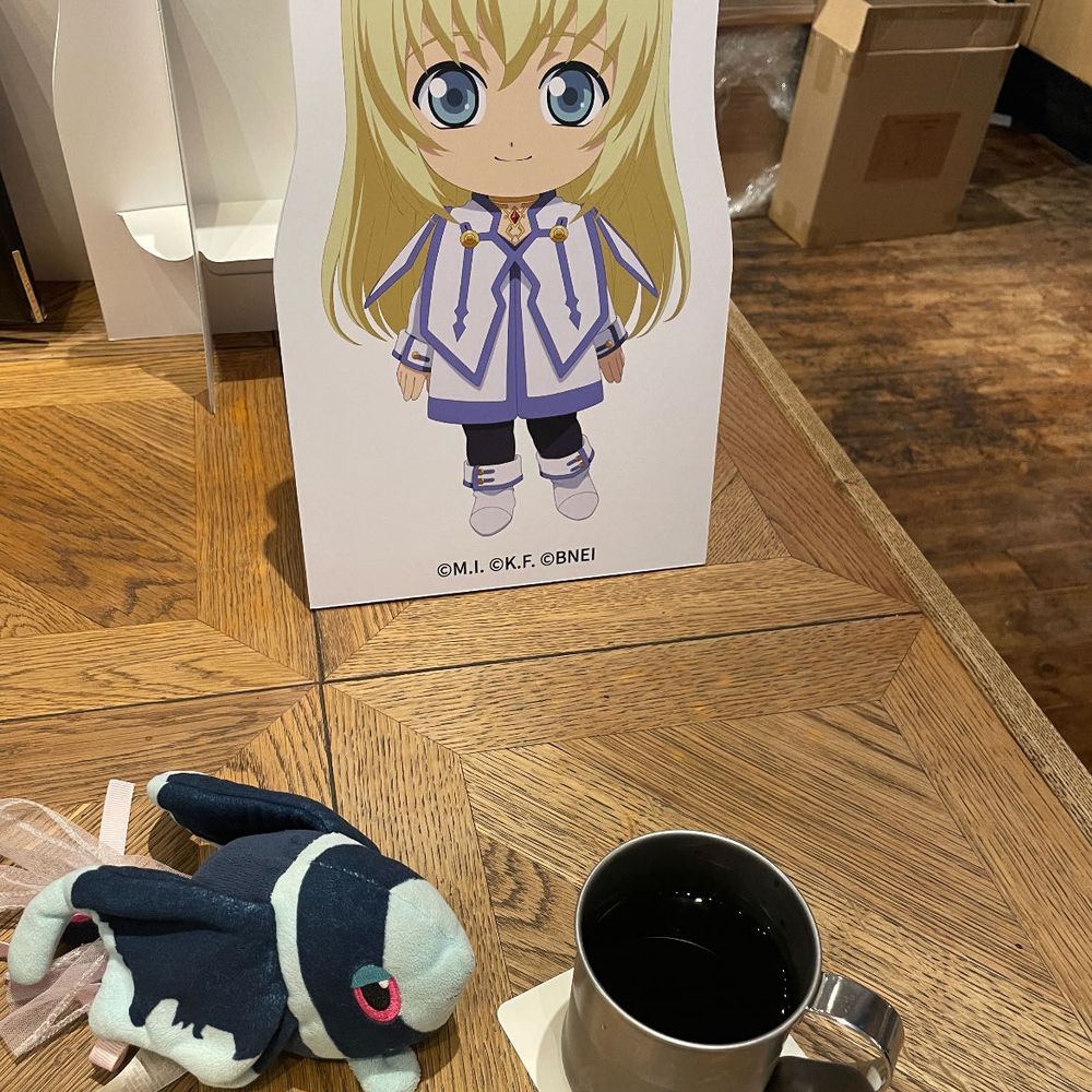 ufotableかふぇに きたよ①

ufotable(ゆーふぉーてーぶる)かふぇに やってきた！
いま ここでは トレーナーさんが ちゅうがくせいの ころから だいすきな げーむ…
ているずおぶしりーずの こらぼかふぇが 
かいさいちゅう！
ろいどさんと これっとさんたちが おでむかえ！ こんにちは！

じゅーどさんと みらさんも いる！
どうしよう みらさんが うまく うつらないよ〜😢
せいれいの おうさま だもんね そんなこと
も あるか…

つめたそうな あったかそうな ふしぎな こーひーも いただいたよ👼