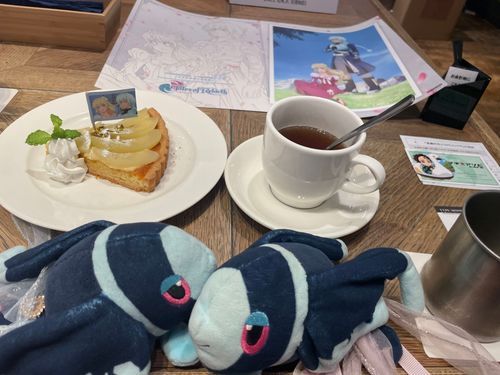 ufotableカフェに きたよ ②

きょうの おちゃは、 ゆーふぉーてーぶるかふぇさんで かいさい されました！🛸

きょうの おちゃは、 ているずおぶりばーす から、 くれあ・べねっとさんを いめーじした こうちゃ🌼
かくざとうと すとろべりーそーすを こうちゃに とかしてから いただいたよ！
すっ… ごく、 いいにおい！🫢
ひとくち のみおえた あと、 くちの なかに あまさが のこらない… さっぱりした かくざとうの あまみ
つぎ おちゃがしを たべる ときには、 くちの なかが かんぜんに りせっと されちゃう…！✨️
やさしくて さわやかな こうちゃ だったよ！

きょうの おかしは、 ているずおぶ りばーすから ぴーちぱい… ふうの、 たると🍑
なっつが とっぴんぐされた かすたーどと ももの たるとだよ！
さくっ、 ほろ… しっとりで おいしい！
しゅぞくは ちがっても、 おいしいものを おいしい！ って かんじる きもちは おなじ… 
みためが ちがうだけで こころの なかは みんな いっしょ なんだよね！
ポケモンも トレーナーさんも こころの なかは いっしょ なのかな って ぼくも おもうんだ😌