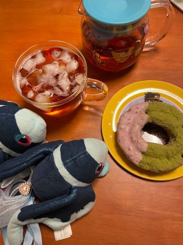 きょうの おちゃだよ〜(*•ᴗ•)∫☕️

きょうの おちゃは、 てぃーあーすさんの はちみつこうちゃ🍯
てぃーばっぐに はいった はちみつの ぱうだーが おゆに とけだす、 やや すいーとな こうちゃだよ！
はちみつを まぜて のむ こうちゃと ひかくを してみると、 はちみつの あまさが ひかえめな きがする！
でも… はちみつの かおりは とっても あざやか！ はこを あけた しゅんかんから、 ずっと ふわーって いいかおりが するんだよ🐝

きょうの おかしは、 みすたーどーなつさんの すとろべりーぐりーんふぁっしょん🍓🍀
みどりいろ だけど、 まっちゃあじでは ないんだ 
ぐりーんな おさとう だよ！
これは… みせすぐりーんあっぷるさん こらぼどーなつ から うまれた… うらめにゅー！ いわゆる ふぁんしーどーなつ なのかな🤔
ぜんたいが いちごちょこで こーてぃんぐ されていて、 その うえから みどりの おさとう… さらに そのうえから いちぶぶんだけ いちごちょこ な どーなつ だったかも🧐
おさとうと おーるどふあっしょんの さくさくと いちごちょこの しっとりが おいしい どーなつ だったよ！