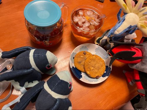 きょうの おちゃだよ〜 🐠🐠🦅🦌

きょうの おちゃは、 ぜるねあすさんと コトコトスープさんの いべるたるさんを おまねきして いますよ！

きょうの おちゃは、 りぷとんさんの ぴーちてぃー🍑
のんかふぇいんの やさしいやつ！
こうちゃを いれるまえ あつかったから…、 こおりを いれたんだよね でも…
のんでみたら、 あれ… つめたすぎ…？ って なって…
あとから あたたかい おちゃを たしながら やや ほかほかの こうちゃを いただいたよ…
もう この あきの ようき だし…🍁
きんきんの あいすてぃーの しゅんは おしまいに なったのかも…？🤔
でも ぼく あっついの にがて なんだもんな…😣

きょうの おかしは、 みすたーいとうさんの あめりかんそふとくっきー まかだみあ🍪
そふとくっきーに めが ない ぼくたちが つい とびついて しまう…
まかだみあなっつと ちょこれーとが はいった そふとな くっきー！
しっとり なめらかな そふとくっきー きじは、 しょっかん こそ しんぷる だけど…
さくさく、 しゃきしゃき… まかだみあなっつの しょっかんが たのしくて こおばしい！
ごろっ とした、 ちょこれーとも まんぞくかんを たかめてる〜！🤩
あの みすたーいとうさんの おかし だからね ぼく ほんとうに みすたーいとうさん すき！