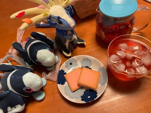 きょうも おちゃを するよ〜！ (⊃´▿` )⊃🍵

きょうの おちゃは、 とわいにんぐさんの らずべりーあんどれもん🍓🍋
1はいめは あいすで、 2はいめは はちみつを まぜて いただいたよ！
この とわいにんぐさんの ふるーつてぃーぱっく には、 ほかにも あと ふたつ すっぱい こうちゃが はいって いるんだけど…
それらの こうちゃよりも、 すとれーとな じょうたいでも さんみが やわらかくて のみやすい かも！

きょうの おかしは、 いちごBonBonBERRYさんの いちごのらんぐどしゃ🍓
これも あたみタウンの ほうの おかし…☺️
べにほっぺ って いう いちごの ぱうだーが つかわれている らんぐどしゃ なんだ！
さくっと かるい しょっかんの きじに、なめらかな いちごちょこが はさまって いるよ！
ぼく らんぐどしゃの つくりかた とか わからないんだけど… まるで めれんげくっきー みたいな さくさくかん！
てのこんだ おかしなのが ひとくちで わかるよ……！