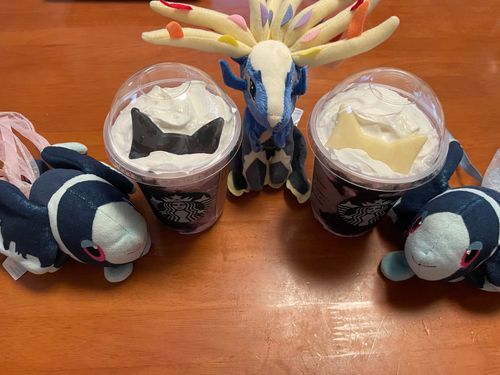 スタバでもハロウィンだ！

ぶらっくべりーよーぐると ふらぺちーの！
すたーばっくすさんの はろうぃん げんてい どりんくだね！
ねこちゃんの おみみの ちょこれーとが かわいい🐱
よーぐるとの さっぱりした さんみが、 ふらぺちーのの ぜんたいてきな あまみを きゅっ！と まとめあげて いる… とっても おいしい ふらぺちーのだったよ！