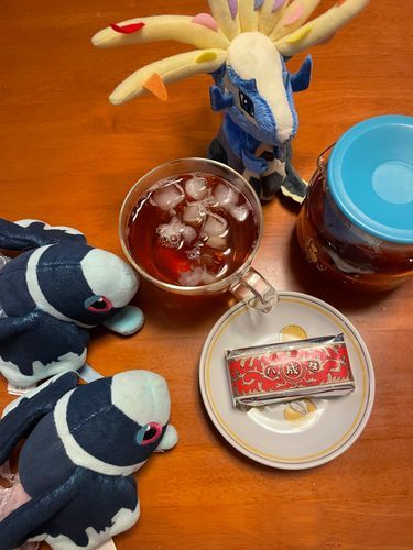 きょうの おちゃだ〜！ (∩´∀｀)∩🍵

きょうの おちゃは、 りぷとんさんの ぴーちてぃー🍑
のんかふぇいんの いつもの やさしいやつ！
かっぷに はんぶん いかない くらいの こおりを うかべて… ぬるめの こうちゃから すたーと！
それからは あたたかい こうちゃを つぎたしながら のみやすい おんどを きーぷ！
つめたいのは さむくなる… でも あついのは のめない… そんなときは これくらい こおりを いれれば いいんだね！

きょうの おかしは、 ろっかていさんの まるせいばたーさんど🧈
れーずんと ばたーくりーむを びすけっとで はさんだ、 ほっかいどうの ゆうめいな おかし！
おみせで ほっかいどうの ふぇあを やっていて ぐうぜん であえたんだ！ らっきーだね🍀
なめらかな ばたーくりーむには、 ほわいとちょこれーとが いっしょに まざっている みたい！ これが あまみの しょうたいなんだ！ あと…
かくしあじに おさけを つかってるって きいたんだけど…
ぼくたち たべても よかったのかな？
せいかようの おさけ とかなら だいじょうぶ かな……🤔
