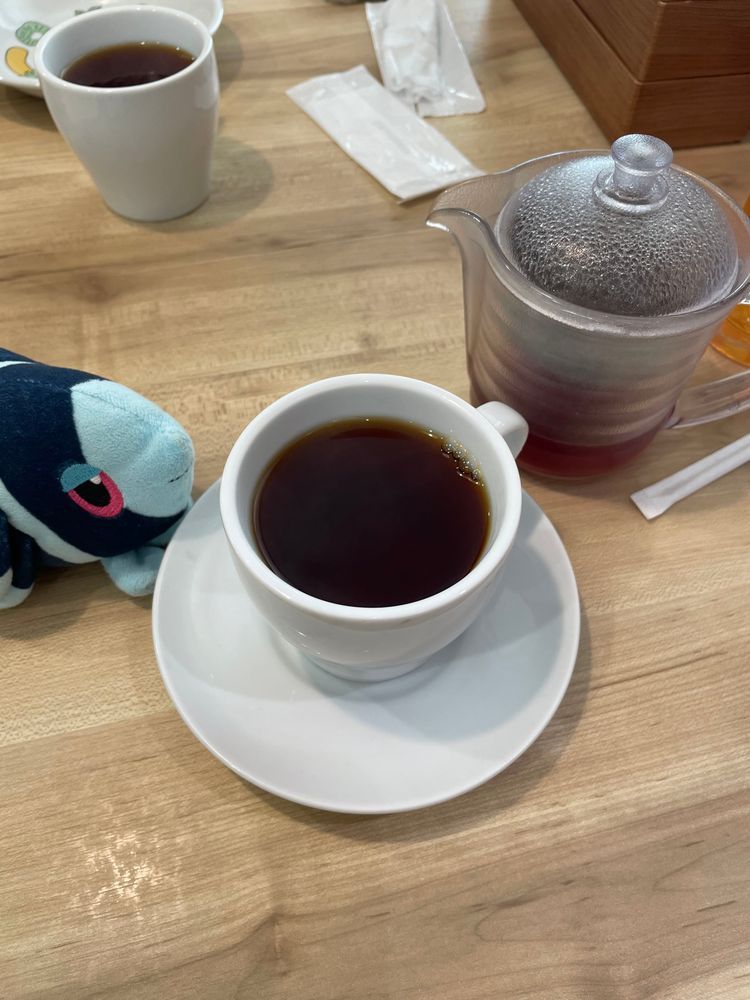 こうちゃ ごくごく ティーパーティー🫖
きょうは おいしい はんばーぐで ゆうめいな ふぁみりーれすとらんの ここすさんで おちゃかいを したよ!
きょうの おちゃは… ここすさんの あーるぐれいてぃー めいぷるここっしゅてぃー えるだーふらわーあんどますかっと 🌿🍁🌼
まずは あーるぐれいてぃー!
ほかの おみせで のんだ あーるぐれいてぃーよりも ちょっと しぶめ かも…!
おとなな きぶんに なれちゃうね🕺
めいぷるここっしゅてぃーは、 ここすさんの すいーつ めいぷるここっしゅを いめーじした あまい かおりの おりじなるてぃー!
しぶみの すくない さっぱりした おちゃの あじ! はっきりと かおる めーぷるしろっぷの あまい かおり… とっても のみやすい🤩
えるだーふらわーあんどますかっとは、 やさしい こうすい みたいに かれんな おはなの かおりと ふれっしゅな ますかっとの こうちゃ!
これは おかしと いっしょに いただいたんだけど、 ほどよい しぶみが みかくを すぱっ! と りせっと してくれて…
なんとも すまーとな おちゃ…!
おじょうさま みたいな おちゃ だと おもって いたけど、 しんしてきな しつじさん みたいな おちゃ だったか…😉
きょうの おかしは、 ここすさんと ぷろじぇくとせかいさんの こらぼめにゅー
25じ、ないとこーどで。 の ないとべりーぱふぇ🫐🌃
ちょこれーとが もりだくさんの あまあまな ぱふぇ に みえたんだけど…
いがいと あまさ ひかえめ だったんだ…🫢
じょうひんな あまさの ちょこあいす、 まったりした ほいっぷくりーむたち から はじまり… すっきりした こーひーぜりーに おわる… うつくしい じこかんけつした すいーつだよ
ただ とちゅうで はさまれる ぱりぱりした ちょこの ふれーくが しょっかんを もりあげる たのしい いちめんも あって…
にーごの こせいてき だけど けっそくりょくの つよい ちーむせいを かんじる ような… かんせいどの たかい ぱふぇ だったんだ!
めにゅーの かいはつを したひとは きっと ぷろじぇくとせかいさんが とっても すきな ひと なんだろうね… ふかい りかいと あいじょうを かんじたよ!