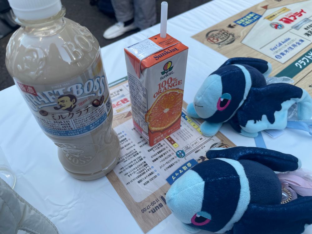 かんぱい! くらふとびーるふぇす
おかあさんと いっしょに、 くらふとびーるの おまつりに やってきたよ!
こーひーあじの びーる? が あったんだって すごいよね どういうこと なんだ…
ぼくたちが いただいたのは、 まほうどうさんの まーめいどくれーぷ🧜♀️
もなかの かいがらと、 おいりが たっぷりの くりーむに のった ももと みかんの あじの ごーじゃすな くれーぷ!
おいり は… およめさんが けっこん おめでとう! って ときに ぷれぜんと する おいわいの おかし なんだって
さくっ ほろ… とした ほのあまい くちどけが くせになる ふしぎな おかし!
まほうどうさんは、 まほうみたいに かわいい きっちんかーで かわいい おかしとか のみものの いどうはんばいを している おみせだよ🪄︎︎
ぼくたちは おさけじゃなくて みるくらてと おれんじじゅーすで かんぱいを したけど…… いつか みんなで おいしく おさけを のめるように なったら いいなって おもって いるよ!🥃