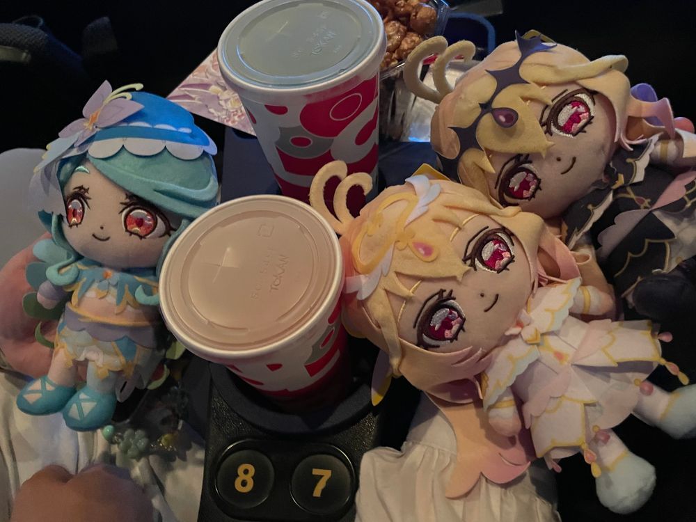 ぬいな映画鑑賞マナーについて

1 写真は 空いてるときに ささっと 撮る！
2 おなかが鳴らないように ご飯をすませる！
3 上映中 私たちは カバンに はいる！

音しか きこえなかったけど…
これが アップデートされたおやくそく なの…
先輩も、 白い森亜さんも、 エクレールも…
配信されたら 見ましょう🫵