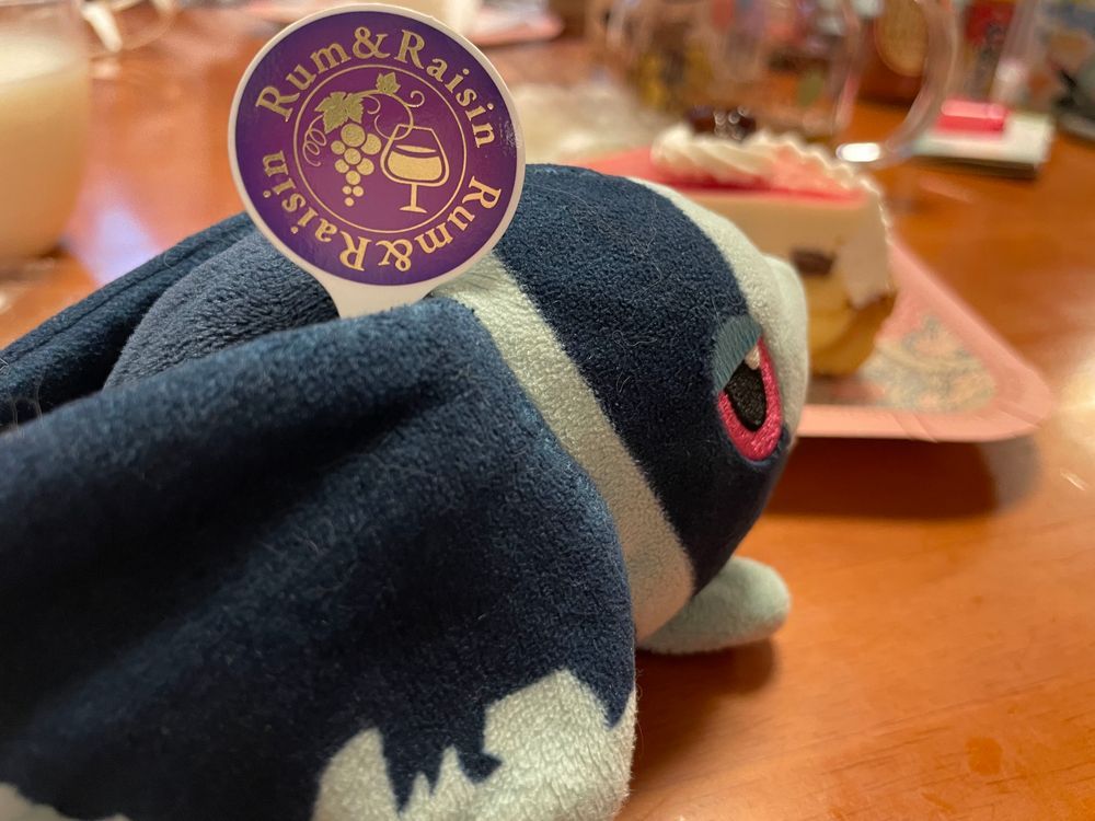 おちゃの じかんの はずだった のに…
きょうの おちゃは、 とわいにんぐさんの かもみーるあんどおれんじ🍊
with、 ぎゅうにゅうで…
かもみーるおれんじみるくてぃー✨️
かもみーるの ほっとする こゆい かおりと、 ひかえめに さわやかな おれんじ
ぎゅうにゅうを あわせると、 いいかおりの おしゃれな みるくてぃーに なります!
さいごの 1ぱっくで ようやく おいしさの しんずいに たどりついた きぶん!
そして きょうの おかし
こーじーこーなーさんの のうこうらむれーずんたると🍇
です。
こゆい に かおり で、 “のうこう” !
らむしゅが かおる ぜりー、 らむれーずん、 ほわいとちょこむーす、 ちーず、 しっとりした たると…
どこを とっても なんとも おじょうひんで すてきな たると…!
らむしゅが かおる… と いっても、 いい かおりは しても きつい においは しない!
ろっかていさんの まるせいばたーさんどを そのまま たるとに した みたいな… って いったら こーじーこーなーさんに しつれいかな🫣
でも それくらい とっても おいしいんだ!
ただね…
おさけが はいってた
1.3%
ぼくたち もう さっきから なんか からだが ぽっかぽかで ねむい😨
なんて こと…😢