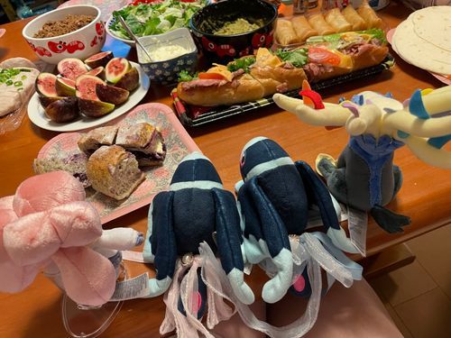 〝まるで〟パーティじゃない、パーティなんだ

ジガルデさん ブラックキュレムさんと おわかれして おうちに かえってきた ぼくたちを まっていたのは……
てんこもりの ごはん だったよ
ぱーてぃ とかでは ないんだけどね！！