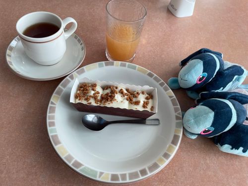 きょうの おちゃ ( ◜ω◝  و)و"🍵

きょうの おちゃかいは、 さいぜりやさんで おこなわれました🇮🇹

きょうの おちゃは、 くうぇんちゃさんの あっぷるてぃー🍎
あまくて さわやかな りんごの かおりと、 やや しぶみの ある おちゃの ふうみが あまい おかしと あうったら あう！🤩
りんごじゅーすも いっしょに いただいたから… とっても りんごづくし だね…

きょうの おかしは、 さいぜりやさんの しおきゃらめるのめりんがーた🧁
めれんげと くりーむと くっきーが だんだんがさねに なった、 さいぜりやさんの すいーつの なかでも さいきょうと なだかい おかし… なんだって🤔
ぼくたち、トレーナーさんと むかし… いちどだけ いっしょに めりんがーたを いただいたことが あるんだけど、
あいすけーきでは なくなったのかな？
でも…… ふわっとした くりーむが かるくて さくっとした めれんげと いっしょに くちの なかで ほどけて…！
おいしすぎるよ〜！🤩