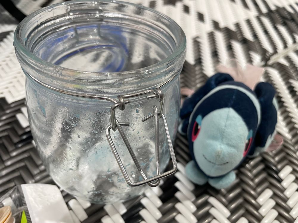たびはみちづれの日③

ぼくたち… あこがれの でかぽ つくってみた！💠
でかぽ が なんなのか よく りかいできては いないんだけどね…
あおくて、 ぐみが はいった びんいりの たんさんいんりょう！ なんだと おもうんだけど… ちがう…？

きらふわぐみ、 れもんの ぐみ、 がりがりくん、 みつやさいだー、 そして きらきらの ゆにこーんのなみだ を まぜて…
かんせい！ ぼくたちの でかぽ！

たくさん まぜたから ちょっとだけ たんさんが ぬけて のみやすい！
そこに のこった ぐみたちも すぷーんで すくって… もっちもち たべて… ( ‘ч’ )
…すっごい のみごたえ…
これを つくって よゆうを もって のみきれる いまの こどもたちって すごいね…🫢