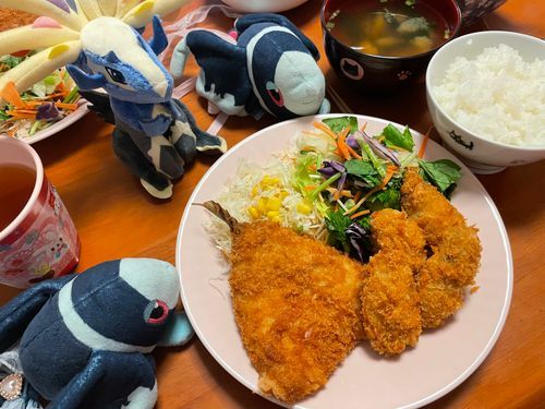 フライあいもりプレート

にくあつ あじふらいと、 ぷりぷり かきふらい！
しんらいと じっせきの やおこーさん おそうざいこーなーが つくった ぜっぴんの ふたしな✨️

わさびの たるたるそーすを すこしだけ つけて たべて みたんだけど…
おいしかったよ でも やっぱり いつ つん！ が くるのか わからなくて こわくて
いつもの うすたーそーすで いただきました！！😌