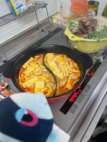 たんたんなべ たべてみよう

たんたんなべの すーぷで おなべを つくって たべてみよう！
おにく、 あぶらあげ、 おとうふ、 おやさいを たっぷり…
ちょっと ひりひり からいけど、 やみつきに なっちゃう おいしい おなべの かんせい！🥳

おなべの しめは、 コトコトスープさん ぷれぜんつ…… さりめんの ちゅうかと いたりあん あれんじ！✨️🇨🇳🇮🇹✨️
どっちも すごく おいしかった〜！🤩