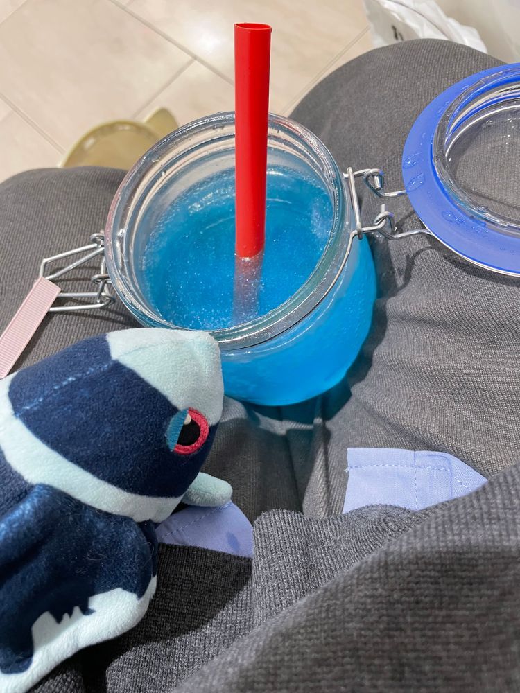 たびはみちづれの日③

ぼくたち… あこがれの でかぽ つくってみた！💠
でかぽ が なんなのか よく りかいできては いないんだけどね…
あおくて、 ぐみが はいった びんいりの たんさんいんりょう！ なんだと おもうんだけど… ちがう…？

きらふわぐみ、 れもんの ぐみ、 がりがりくん、 みつやさいだー、 そして きらきらの ゆにこーんのなみだ を まぜて…
かんせい！ ぼくたちの でかぽ！

たくさん まぜたから ちょっとだけ たんさんが ぬけて のみやすい！
そこに のこった ぐみたちも すぷーんで すくって… もっちもち たべて… ( ‘ч’ )
…すっごい のみごたえ…
これを つくって よゆうを もって のみきれる いまの こどもたちって すごいね…🫢