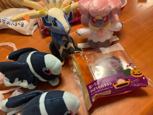 きのうのデザートと きょうのデザート

きのうの でざーとは、 ろーそんさんの はろうぃんすいーつ だったんだ！
これと いっしょに はんばい されていた みずいろの ひとみの むーすけーきも あって とっても きれい だったんだけど… おしゃしん とりわすれちゃったよ……😢

きょうは やけに おいしい みるくあいすを いただいたよ！
みるくが こゆい！ あまい だけじゃない… にゅうしぼうぶんを じかに かんじる すごい あいす だった……🥳