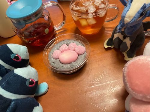 きょうも おちゃ したよ！(∩´∀｀)∩🍵

きょうの おちゃは、 てぃーあーすさんの はちみつこうちゃ🍯
おそとは さむいけど、 おうちの なかは ちょっとだけ あつかったから あいすで いただいたよ！
はちみつの ぱうだーで はじめから ほのあまい ふうみが たのしめる おもしろい おちゃ なんだ
ただ、 あまいと みせかけて すっきりした あまさ なので くりーむけいの おかしにも ぴったり！

きょうの おかしは、 せぶんいれぶんさんの にくきゅうのおだんご🐾
こくとうわらびもち ふうの ぜりーと、 くろごまの くりーみーな むーすの うえに、 もっちりした にくきゅうの おだんごと くりーむだいふく！🤩
ごまを つかった くりーむけいの すいーつに やや ていこうが あった びびりな ぼくたち だけど…
こおばしくて おいしい〜！✨️
もちもちした おだんごと あいしょうが ばつぐん！ わの すいーつを いただいている… と しみいるように かんじたよ！
はろうぃんな おかし だけど、 わふうな ていすとで こんびにすいーつの さいせんたんを あじわえたよ！😋