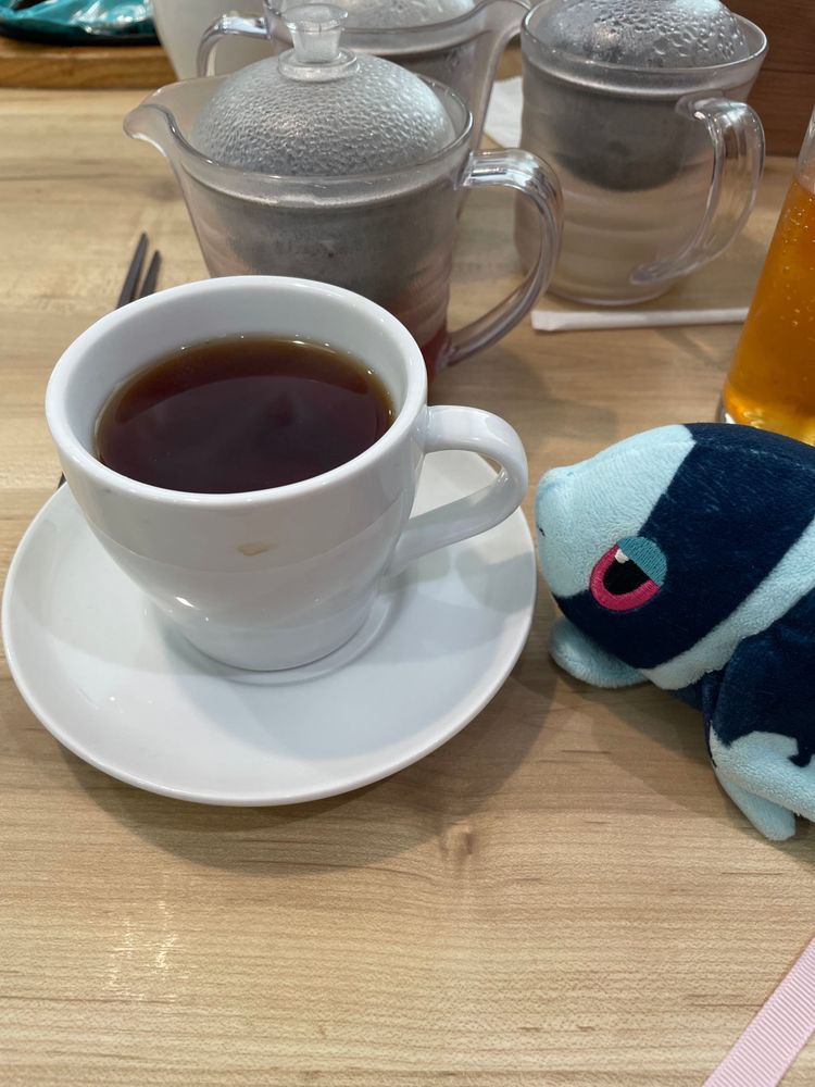 こうちゃ ごくごく ティーパーティー🫖
きょうは おいしい はんばーぐで ゆうめいな ふぁみりーれすとらんの ここすさんで おちゃかいを したよ!
きょうの おちゃは… ここすさんの あーるぐれいてぃー めいぷるここっしゅてぃー えるだーふらわーあんどますかっと 🌿🍁🌼
まずは あーるぐれいてぃー!
ほかの おみせで のんだ あーるぐれいてぃーよりも ちょっと しぶめ かも…!
おとなな きぶんに なれちゃうね🕺
めいぷるここっしゅてぃーは、 ここすさんの すいーつ めいぷるここっしゅを いめーじした あまい かおりの おりじなるてぃー!
しぶみの すくない さっぱりした おちゃの あじ! はっきりと かおる めーぷるしろっぷの あまい かおり… とっても のみやすい🤩
えるだーふらわーあんどますかっとは、 やさしい こうすい みたいに かれんな おはなの かおりと ふれっしゅな ますかっとの こうちゃ!
これは おかしと いっしょに いただいたんだけど、 ほどよい しぶみが みかくを すぱっ! と りせっと してくれて…
なんとも すまーとな おちゃ…!
おじょうさま みたいな おちゃ だと おもって いたけど、 しんしてきな しつじさん みたいな おちゃ だったか…😉
きょうの おかしは、 ここすさんと ぷろじぇくとせかいさんの こらぼめにゅー
25じ、ないとこーどで。 の ないとべりーぱふぇ🫐🌃
ちょこれーとが もりだくさんの あまあまな ぱふぇ に みえたんだけど…
いがいと あまさ ひかえめ だったんだ…🫢
じょうひんな あまさの ちょこあいす、 まったりした ほいっぷくりーむたち から はじまり… すっきりした こーひーぜりーに おわる… うつくしい じこかんけつした すいーつだよ
ただ とちゅうで はさまれる ぱりぱりした ちょこの ふれーくが しょっかんを もりあげる たのしい いちめんも あって…
にーごの こせいてき だけど けっそくりょくの つよい ちーむせいを かんじる ような… かんせいどの たかい ぱふぇ だったんだ!
めにゅーの かいはつを したひとは きっと ぷろじぇくとせかいさんが とっても すきな ひと なんだろうね… ふかい りかいと あいじょうを かんじたよ!
