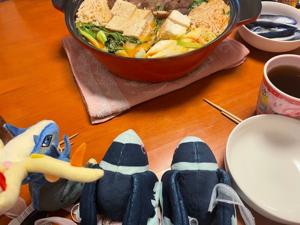 たんたんなべ たべてみよう

たんたんなべの すーぷで おなべを つくって たべてみよう！
おにく、 あぶらあげ、 おとうふ、 おやさいを たっぷり…
ちょっと ひりひり からいけど、 やみつきに なっちゃう おいしい おなべの かんせい！🥳

おなべの しめは、 コトコトスープさん ぷれぜんつ…… さりめんの ちゅうかと いたりあん あれんじ！✨️🇨🇳🇮🇹✨️
どっちも すごく おいしかった〜！🤩