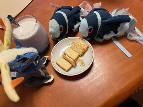 つよいこよいこの おちゃかい💪

きょうの おちゃは、ぶれんでぃさんの くりーみーばにらかふぇおれ🍨
つめたい ぎゅうにゅうで さっと とける こなを まぜて つくれる！
かんたんなのに すみやかに おいしい おちゃの じかんが はじめられるよ
ばにらの いいかおりが する、 ほんの ちょっとだけ ほろにがい かふぇらて だよ

きょうの おかしは、 ぐりこさんの びすこ🍪
にんげんさんなら こどもの ころから おせわに なっている らしい びすこ という おかし…
なつかしさを かんじる、 さくさくの びすけっとに さっぱりした くりーむが はさまって いるよ！
この…… くりーむの あまみで おわらない さわやかな かんじの しょうたいって なんなんだろう🤔
これが にんげんさんの おこさんに つよさを あたえる って いう… えいようそ なのかな…？