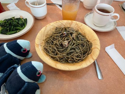 これが食べられる場所はいちばん落ち着く場所

おひるごはんの いかすみの ぱすた…
いかすみぱすたって すごく おいしいのに、 おくちの まわりが くろく なっちゃうから…
おうちの ひとと たべに きた ときしか たべられないね…