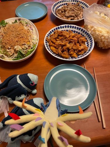 爆裂 きのうの晩ごはん

どうして おやすみの ひは おつまみだらけに なって しまうのか…… と いうのはね
ぼくたちと とれーなーさん いがい、 みんな おさけが のめるから なんだ！
ぼくも いつか おさけと おつまみ… いっしょに たのしんで みたいなあ🥃
