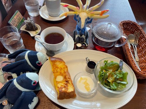 きのうの おちゃ だよ！

きのうは おひるに どとーるこーひーさんで おちゃを したんだよ！ その もようを おとどけします

きのうの おちゃは、 どとーるこーひーさんの だーじりんてぃー🌿‬
とうめいで きれいな ぽっとに たっぷり はいって やってきた！ うきうき しちゃうよね
ちっちゃな みるくぽっとも ついてきたよ
みるくてぃーにして いただきます！
ちょっぴり しぶくて ふかい おちゃの ふうみが あったかい おんどと いっしょに くちの なかから ひろがる〜…🤩
みるくを いれたら くちあたりが まろやかに なって、 また べつの おいしさを かんじたよ！

きょうの せいぼりーは……
どとーるこーひーさんの ふれんちとーすと もーにんぐせっと☀
あれ？ せいぼりーって えんみが ある けいしょく って いみ なんだって でも これって せいぼりー？ おかし？🤔
あれれ おひる なのに もーにんぐ？ って おもった あなたへ… ぼくたちは すべりこみ もーにんぐを いたしました
てーぶるに ついたら もーにんぐの うけつけ しゅうりょうまで のこり 10ふんだったよ…
ふれんちとーすとは、 ばたーと しろっぷを うわーっと かけて いただいたよ！
みみは かりっと していて、 やわらかい ぶぶんは らんえきを よ〜く すいこんで もっちもち！
さらだは、 おそらく おす が べーすの どれっしんぐが かかって いて… ふわっふわの はものやさいが たくさん！
さっぱり しょっぱくて おいしいんだ🤩
よーぐるとは はちみつがけ！ さんみと あまみが ちょうどよく まざりあう おいしさ…
この よーぐると せんようの でざーとすぷーんの かたちが おもしろいの！ 
ちいさな おさらの かたちに そって、 すくいやすい かくどに なっていたよ！

あきの げんてい めにゅーで、 たべてみたい ものが あったけと… おなかが いっぱいに なっちゃったから また くるよ！