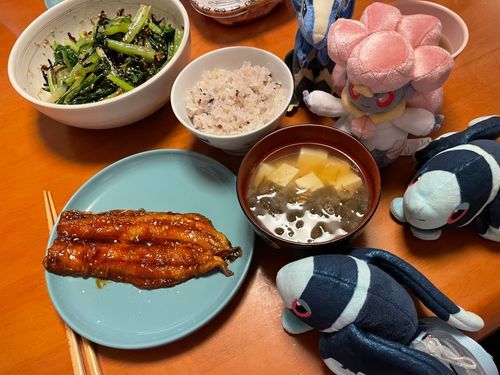 カルシウム取れよって あの人も言ってたし

おさかなと こまつなと おとうふと…
きょうも ばっちり かるしうむ！
おいしくて えいようも とれるなんて すごいよね！
