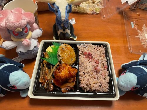 まごわやさしい って なんだ

まごわやさしい が はいった おべんとう らしいんだけど それって なにかな しらべてみよう！

まめ
ごま
わかめ
やさい
さかな
しいたけ
いも   ……の こと なんだって

たしかに からだに やさしそうだね！