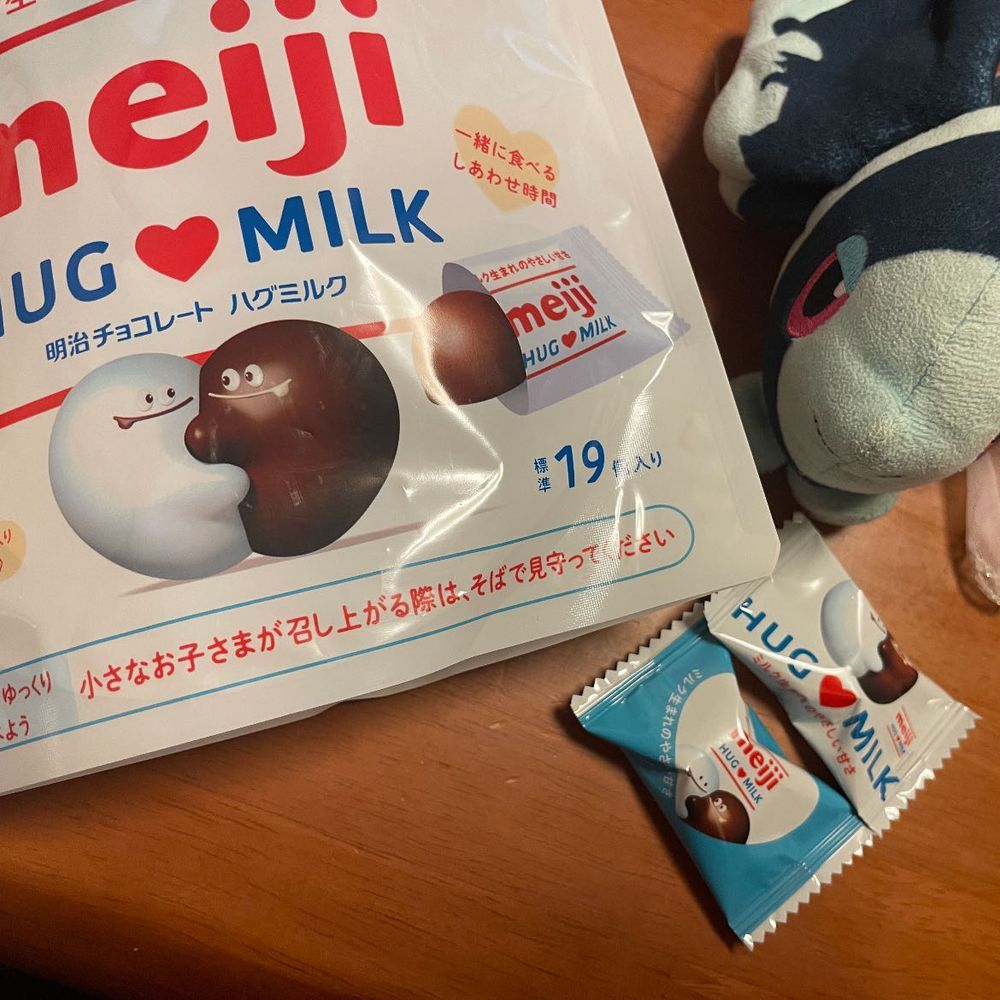 きょうも おちゃ するよ！ 🫖ﾚ( `ᾥ´   )ﾍ三

きょうの おちゃは、 とわいにんぐさんの ぴーちあんどおれんじ🍑🍊
ぼくたちは いつもの はちみつを in…
と、ここで あくしでんと はっせい！
はちみつが こぼれる だいじこが はっせい⚠️
ぼくたちも ゼルネアスさんも ぶじ だったんだけど、 てーぶるを おそうじ することに なったよ…😌
そんな ことも おこりながら、 ついに とわいにんぐさんの ふるーつてぃーぱっくも のこすところ あと ひとふくろ…
すっぱい こうちゃを すきに なれて いい じかん だったな…

きょうの おかしは、 めいじさんの はぐみるく🍼
おさとうが すくなめで、 てつぶんとか びたみんとかも はいってる けんこうてきな みるくちょこれーと！
おこさんと いっしょに おたのしみ いただける ふぁみりーむけの あたらしい ちょこ… なんだって！
おさとう…… ほんとうに すくなめ なのかな って くらい あまくて くりーみー！✨️
これが みるくの ちからって ことなのかな！