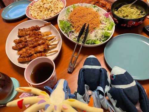 三連休 中日

みんなが おうちに いて、 いちばん しあわせな じかん！
それは… 3れんきゅう なかびの よるごはんの じかん！
おいしい ものを たべながら、 おもしろい どらまを みて…
とっても しあわせ〜！🥳