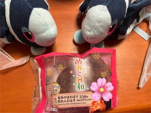 おはぎは たべられないけれど

なみうららかに めおとびより🌸
ぴゅあで かわいい ふうふの もどかしい にちじょうを みまもることが できる！
たいしょうれとろな せかいかんも たのしめる！
やさしい おはなしの どらまが あるんだよ

げきちゅうに すてきな おはぎやはんが でてくるんだけど…
それが いま せぶんいれぶんさんで おかいもとめ いただけます！🥳

ぼくたち あまり おはぎが とくいでは ないから ひとくちだけ もらったんだけれど…
しっとり もちもちで おいしかったよ！🤩