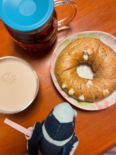 狂気！お茶会と化した昼食

きょうの おひるごはんは ろぴあさんの もちっとべーぐる こうちゃあんどほわいとちょこ🥯
ほわいとちょこが ごろっと はいった こうちゃふうみの もっちり べーぐる！
ぼくの からだと くらべても この おおきさ…！ けっこう おおきいんだ
しかも これが 1こずつ うっている わけでは なく… 2こずつ からの はんばい！
おおいよ…！！ くいしんぼうの ぼくたち でも さすがに はいぼく…！🥹
これは こうちゃが あうのでは！ と にらんだ ぼくたちは こうちゃを いれに はしった…

きょうの こうちゃは、 てぃーあーすさんの はちみつこうちゃ🍯
みるくを たして、 より おひるごはんと しての しんわせいを たかめに かかる〜！
ひかえめに あまくて まろやかで、 べーぐるで かわいた くちが うるおう！
やっぱり おいしい こうちゃだな〜 と おもっていたら… これ おちゃかいだ！ と
きづいた ぼくたち だったのだった…