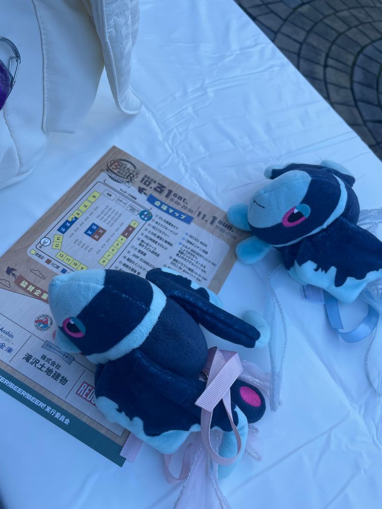 かんぱい! くらふとびーるふぇす
おかあさんと いっしょに、 くらふとびーるの おまつりに やってきたよ!
こーひーあじの びーる? が あったんだって すごいよね どういうこと なんだ…
ぼくたちが いただいたのは、 まほうどうさんの まーめいどくれーぷ🧜♀️
もなかの かいがらと、 おいりが たっぷりの くりーむに のった ももと みかんの あじの ごーじゃすな くれーぷ!
おいり は… およめさんが けっこん おめでとう! って ときに ぷれぜんと する おいわいの おかし なんだって
さくっ ほろ… とした ほのあまい くちどけが くせになる ふしぎな おかし!
まほうどうさんは、 まほうみたいに かわいい きっちんかーで かわいい おかしとか のみものの いどうはんばいを している おみせだよ🪄︎︎
ぼくたちは おさけじゃなくて みるくらてと おれんじじゅーすで かんぱいを したけど…… いつか みんなで おいしく おさけを のめるように なったら いいなって おもって いるよ!🥃