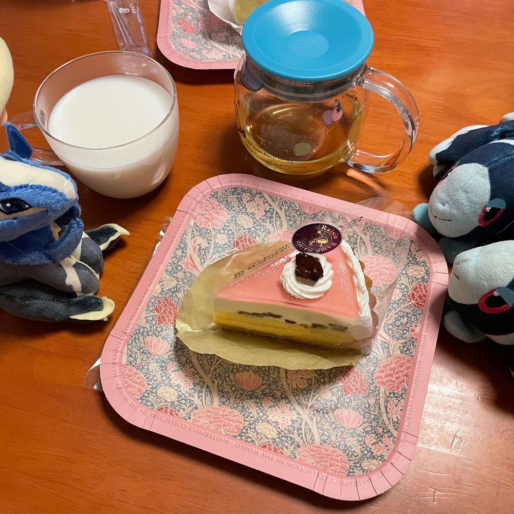 おちゃの じかんの はずだった のに…
きょうの おちゃは、 とわいにんぐさんの かもみーるあんどおれんじ🍊
with、 ぎゅうにゅうで…
かもみーるおれんじみるくてぃー✨️
かもみーるの ほっとする こゆい かおりと、 ひかえめに さわやかな おれんじ
ぎゅうにゅうを あわせると、 いいかおりの おしゃれな みるくてぃーに なります!
さいごの 1ぱっくで ようやく おいしさの しんずいに たどりついた きぶん!
そして きょうの おかし
こーじーこーなーさんの のうこうらむれーずんたると🍇
です。
こゆい に かおり で、 “のうこう” !
らむしゅが かおる ぜりー、 らむれーずん、 ほわいとちょこむーす、 ちーず、 しっとりした たると…
どこを とっても なんとも おじょうひんで すてきな たると…!
らむしゅが かおる… と いっても、 いい かおりは しても きつい においは しない!
ろっかていさんの まるせいばたーさんどを そのまま たるとに した みたいな… って いったら こーじーこーなーさんに しつれいかな🫣
でも それくらい とっても おいしいんだ!
ただね…
おさけが はいってた
1.3%
ぼくたち もう さっきから なんか からだが ぽっかぽかで ねむい😨
なんて こと…😢