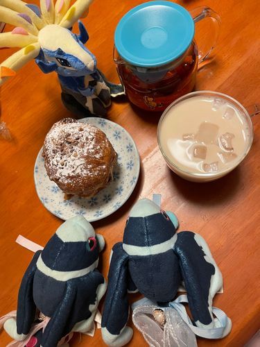 きょうの おちゃ (・ω・)ノ🍵

きょうの おちゃは、 てぃーあーすさんの はちみつこうちゃ🐝
はちみつぱうだーで ちょっぴり あまい こうちゃだよ！
あいすな はちみつみるくてぃーに して いただいたよ！
ぱん とか、 やきがし には やっぱり みるくが あうのかな って おもったのと…
ただ ぎゅうにゅうが のみたかったんだ…😌

きょうの おかしは、 でいじいさんの くろわっさんBC🥐
ぼくたちの じもとで だいにんきの ぱんやさん でいじいさん！
そこで にんきを あつめている ぱんが、 くろわっさんBC なんだ！
ことしの おしょうがつに はじめて たべて… すごく おいしかったから また たべたいなって おもったんだ🥹
まるっとした くろわっさんの きじに、 あまい あーもんどけーきが つつまれて いて その うえから こなざとう くっきー なっつが ちりばめられた しんかんかくの くろわっさん！
くろわっさんBCの Bは、 ばたー
Cは、 くっきー、 けーき、 くろわっさん を あらわして いるんだって！