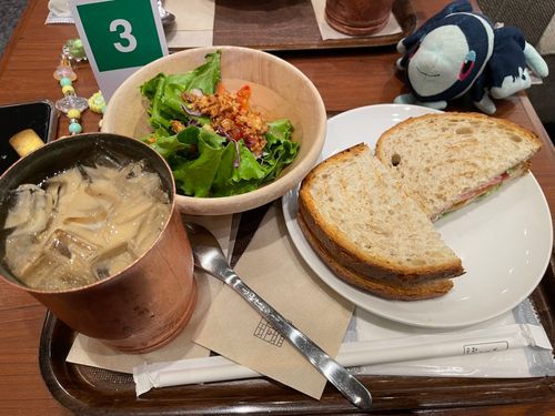 カフェごはんも ティータイム？

おちゃがしは あまい おかし……
でも しょっぱい けいしょくを たべることも あるんだって…
ひとは それを せいぼりー って よぶんだって……🧐

きょうの おちゃは、 うえしまこーひーてんさんの こくとうみるくこーひー☕️
おきなわの こくとうを つかった、 ちょっとだけ あまい！ にがみを おさえた のみやすい こーひーだよ！
こおりで きんっきんに ひえた すてんれすまぐで ていきょうされる みたい！
ひれが こおっちゃいそう だったよ〜！😨
にがすぎるのが にがてな ぼくたちでも のみやすい、 やさしい あまみの こーひー だったよ！

きょうの せいぼりーは… うえしまこーひーてんさんの さらだ🥗 BLTさんど🥪
ぱりぱりの たまねぎふれーくが とっぴんぐされた こおばしい さらだは、 おだやかな さんみの どれっしんぐと あいしょうばつぐん！
べーこん、 れたす、 とまとが はさまった BLTさんどは ぱんが とーすとされていて かりっかり！ しかも ちょっと あったかい！
ぱんの うちがわには つぶますたーどが ぬられていて、 2つじゃ たりな〜い！ って なっちゃう おいしさ！😍
やっぱり えいがの まえは うえしまこーひーてんさん！ これで きまりだね！