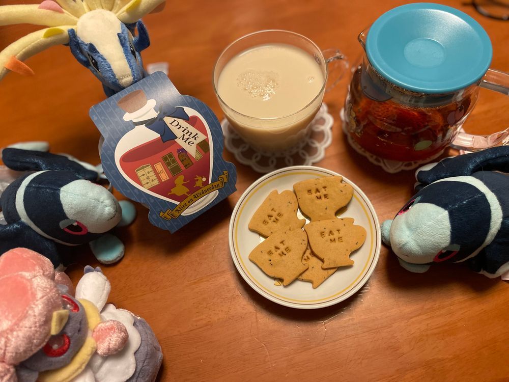 “私を飲んで”
これって…… もしかして のんだら ちいさく なっちゃう… あの のみもの?!
おはなしに よると、 ちぇりーぱい かすたーど ぱいなっぷる ろーすとちきん みるくのあめ ばたーとーすと…… を、 まぜた みたいな あじ みたい なんだけど…
おいしいのかな🧐
ちいさく なるのも たのしそうだから… みんなで のんでみよう!
…え、 くっきー なの?!
きょうの おちゃは、 てぃーあーすさんの はちみつこうちゃ🍯
ぎゅうにゅうを たして、 みるくてぃーに して いただいたよ!
めるへんな おちゃかいを するに あたって… あまくて かわいい おちゃ だから これを えらんだんだけど…
もしかして ばらの こうちゃの ほうが よかった……?! って おいしく いただき おわってから きづいたよ…😌
でも おいしかったから よし!
きょうの おかしは、 すいようびのありすさんの こうちゃくっきー🍪
おちゃきの かたちを した こうちゃふうみの くっきー!
drink meって かいてある ぱっけーじ だけど、 くっきーには eat me って かいてある…!
ど、 どっち…!?
ごくごく のむのかな? もぐもぐ たべるのかな?? おおきく なるのかな… ちいさく なるのかな?!
さぷらいずが たっぷりな たのしい おかしだね!🥳
さくっと しているのに、 ぱさつかない やや しっとりした くちあたりに おしゃれな こうちゃの かおりが…
おしゃれな てぃーたいむを えんしゅつ してくれるよ!
ちなみに ぼくたちは おおきくも ちいさくも ならなかったよ!😉
だから みんなも たべるときは あんしんして たべてみてね!