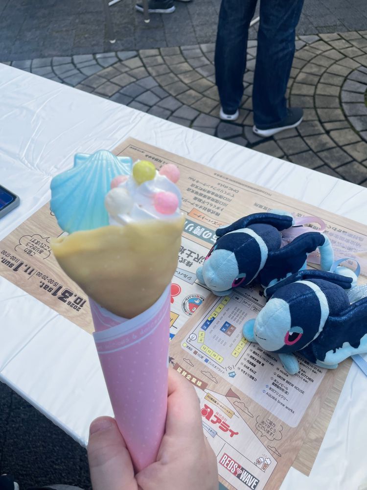 かんぱい! くらふとびーるふぇす
おかあさんと いっしょに、 くらふとびーるの おまつりに やってきたよ!
こーひーあじの びーる? が あったんだって すごいよね どういうこと なんだ…
ぼくたちが いただいたのは、 まほうどうさんの まーめいどくれーぷ🧜♀️
もなかの かいがらと、 おいりが たっぷりの くりーむに のった ももと みかんの あじの ごーじゃすな くれーぷ!
おいり は… およめさんが けっこん おめでとう! って ときに ぷれぜんと する おいわいの おかし なんだって
さくっ ほろ… とした ほのあまい くちどけが くせになる ふしぎな おかし!
まほうどうさんは、 まほうみたいに かわいい きっちんかーで かわいい おかしとか のみものの いどうはんばいを している おみせだよ🪄︎︎
ぼくたちは おさけじゃなくて みるくらてと おれんじじゅーすで かんぱいを したけど…… いつか みんなで おいしく おさけを のめるように なったら いいなって おもって いるよ!🥃