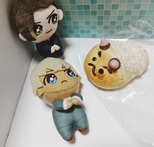 😒こちらは“メケメケ”さんです。中にチョコくりーむが入ってる美味しいパンです
😏ほぉー、きみと同じ表情をしているな