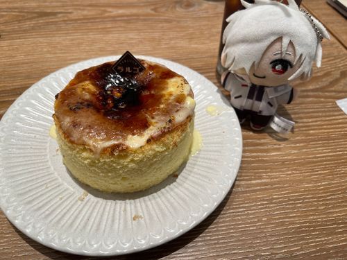 きょうはぬい主とショッピングモールをうろうろしたよ これはおやつのブリュレケーキとおれ