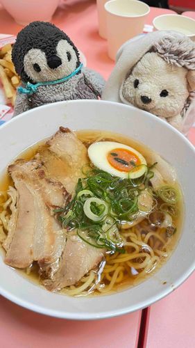 お昼ご飯❣️
ぐでたまのラーメン！
お顔が付いてる〜！可愛い

