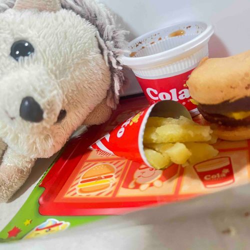 お菓子のハンバーガー作ったよ
コーラもポテトも🍟🥤
ハンバーガーも美味しかった❣️🍔