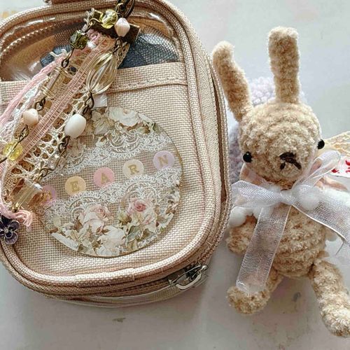 どんどん豪華になるわたしのおうち！
ポケットがあるのに気付いたかいぬしが名前プレート作ってくれたのよ！
さむいからケープもくれたのよ！