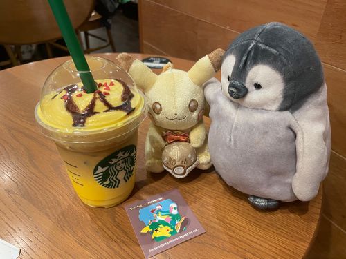 ピカチュウラテを飲みにピカちゃんとスタバに来たペン！🐧💛
甘くて美味しいペン〜🥰
ぺんちゃんのドリンクも作って欲しいペン🐧✨