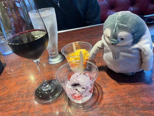 沖縄のステーキ屋さんでブルーシールアイスの食べ放題しちゃったんだペン🐧❤️🍨
ステーキが来る前にペロリと食べちゃったペン！
もちろんデザートにもたくさん食べて夢みたいな時間だったペン〜🍨🌈